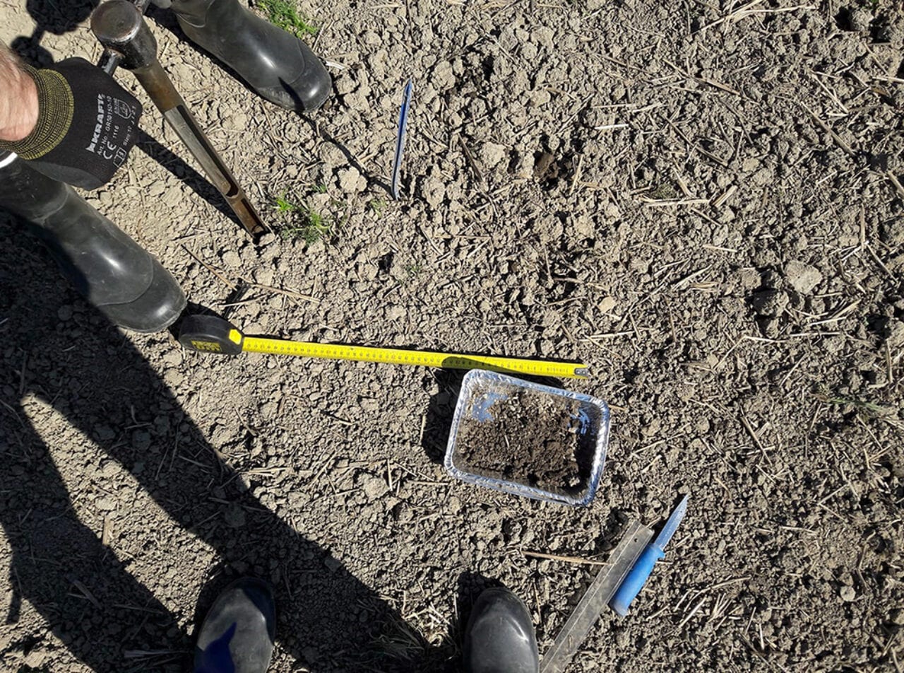 Maanäytteenottoa toukokuussa. Kuva: Kenneth Peltokangas.