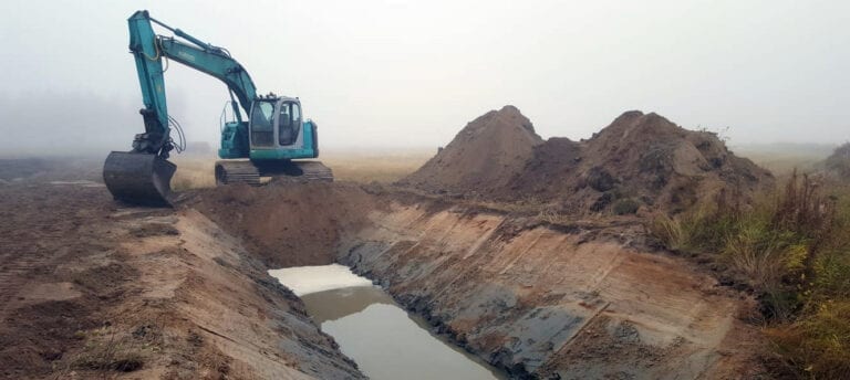 Kuvassa valtaojan kaivuu menossa kaivinkoneella. Valtaojat kannattaa kaivaa kerralla hyvin niin ei tarvitse heti korjata.