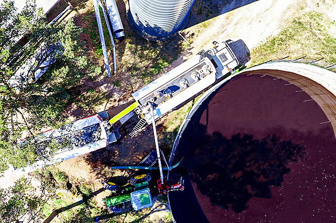 Soilfood Boost -tuotteet ovat nestemäisiä ravinnepitoisia lannoitteita, joilla voit esimerkiksi väkevöidä lietelannan vastaamaan paremmin kasvin ravinnetarpeita.