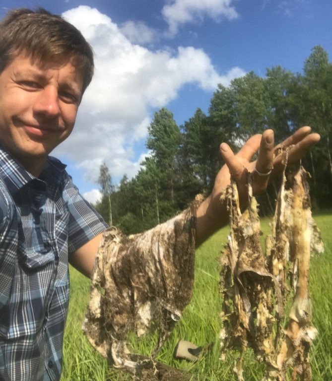 Pelkästään kuminauha piti kasassa Mathias Weckströmin hajonneemman pöksyparin puuvillapaloja elokuussa 2019.