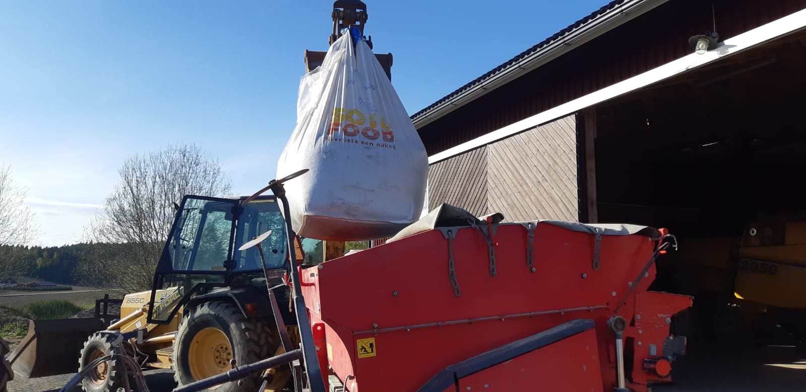 Soilfood Soili-raelannoitteen suursäkkiä lastataan.