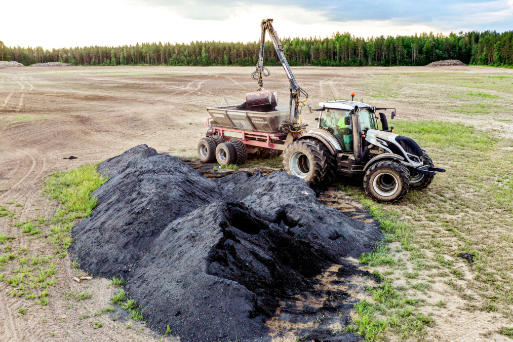 Soilfood Ravinnekalkkia lastataan levitystä varten vaunuun. Soilfood Ravinnekalkki sopii luomuun. Kuvaaja Janne Mukkala.
