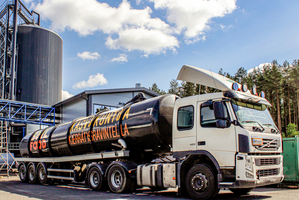 Soilfood-logoilla varustettu säiliöauto.