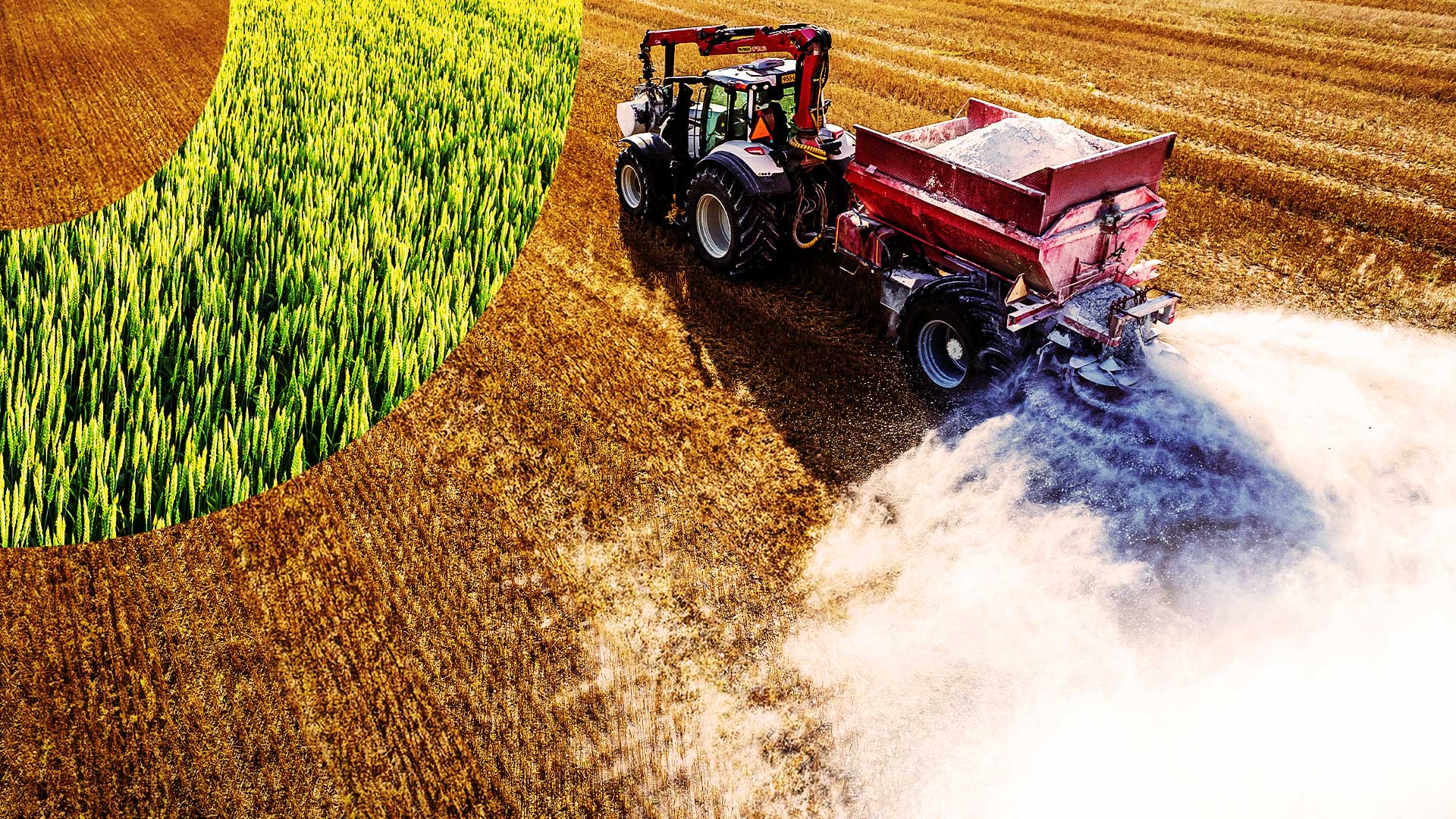 Traktori levittää kalkkia pellolle